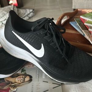 Women’s black Nike Pegasus size 10